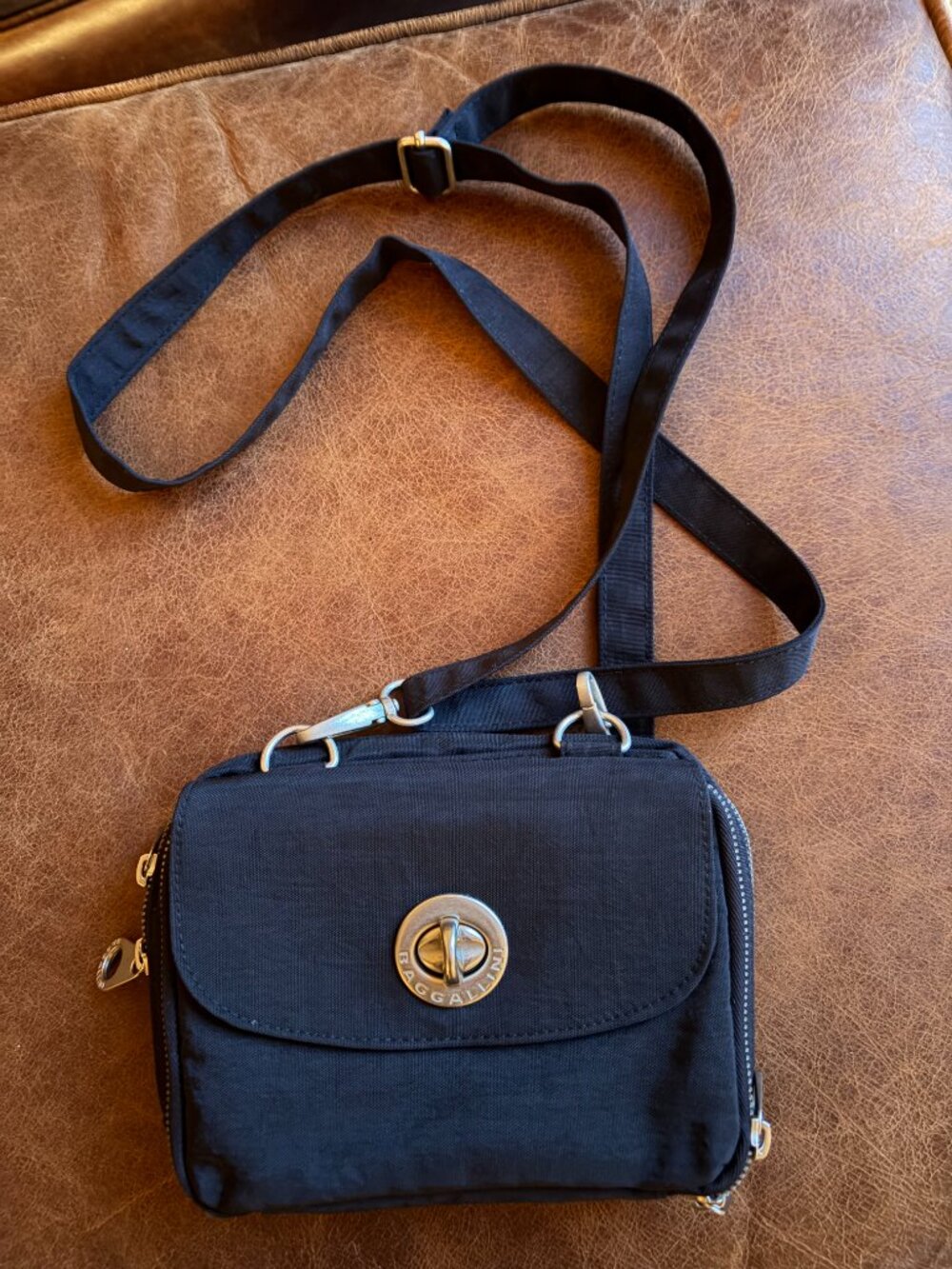 Baggallini black nylon crossbody bag Multiple compartments In excellent conditio